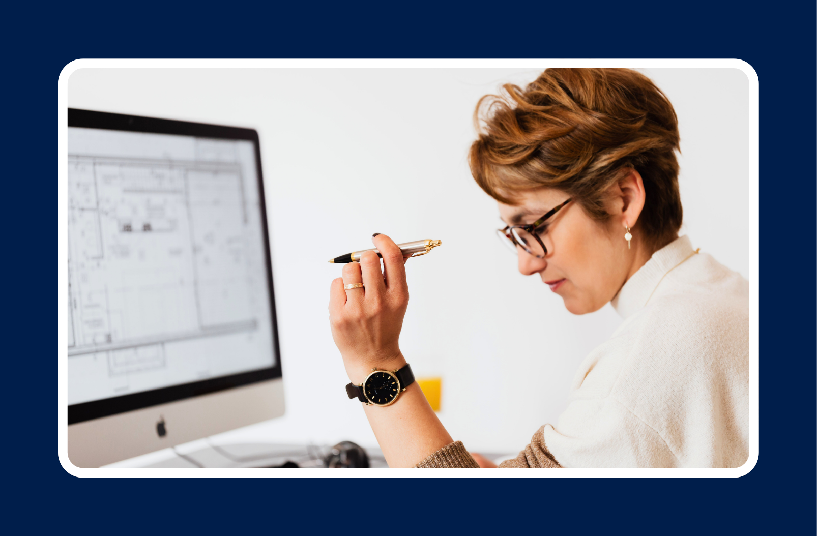 Professional woman thinking critically while working at a computer, symbolizing AI cognitive offloading and independent problem-solving.